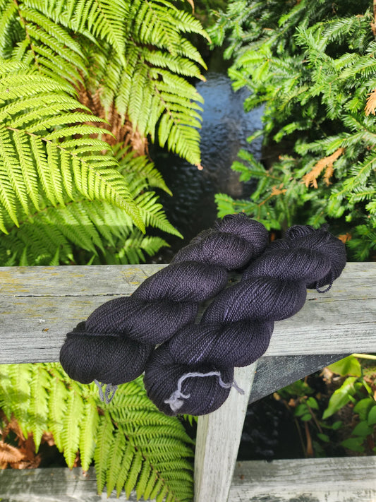 Black - 4 Ply Sock Yarn - Kiwiyarn-a