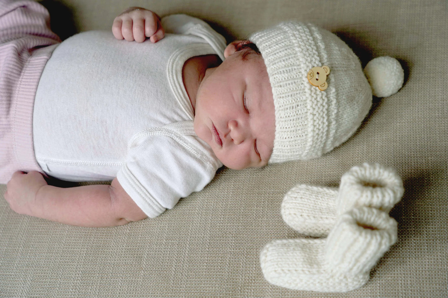 LisaFDesign - BC124 Blanche Hat and Booties