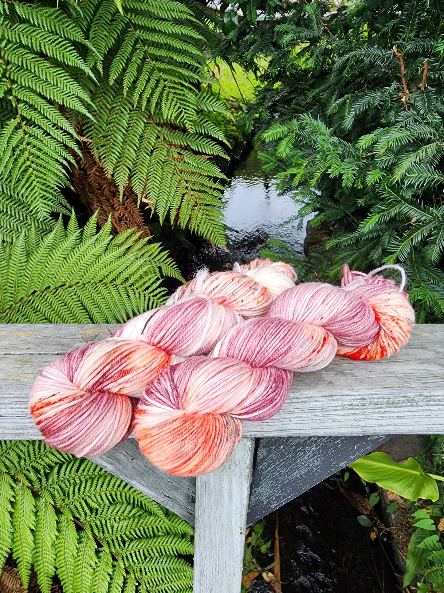 Kiwiyarn-a - Merino DK 8 Ply - Grandma's Rhubarb