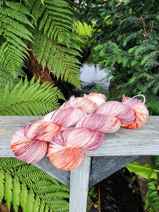 Kiwiyarn-a - Merino DK 8 Ply - Grandma's Rhubarb