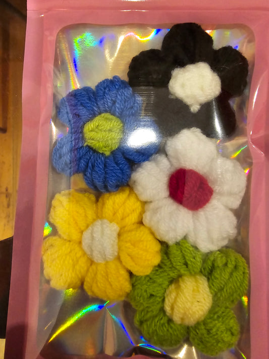 Knitted Flowers - Green/White/Yellow/Blue